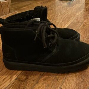 Black suede fleece lined Ugg shoes.
Size 6 ladies